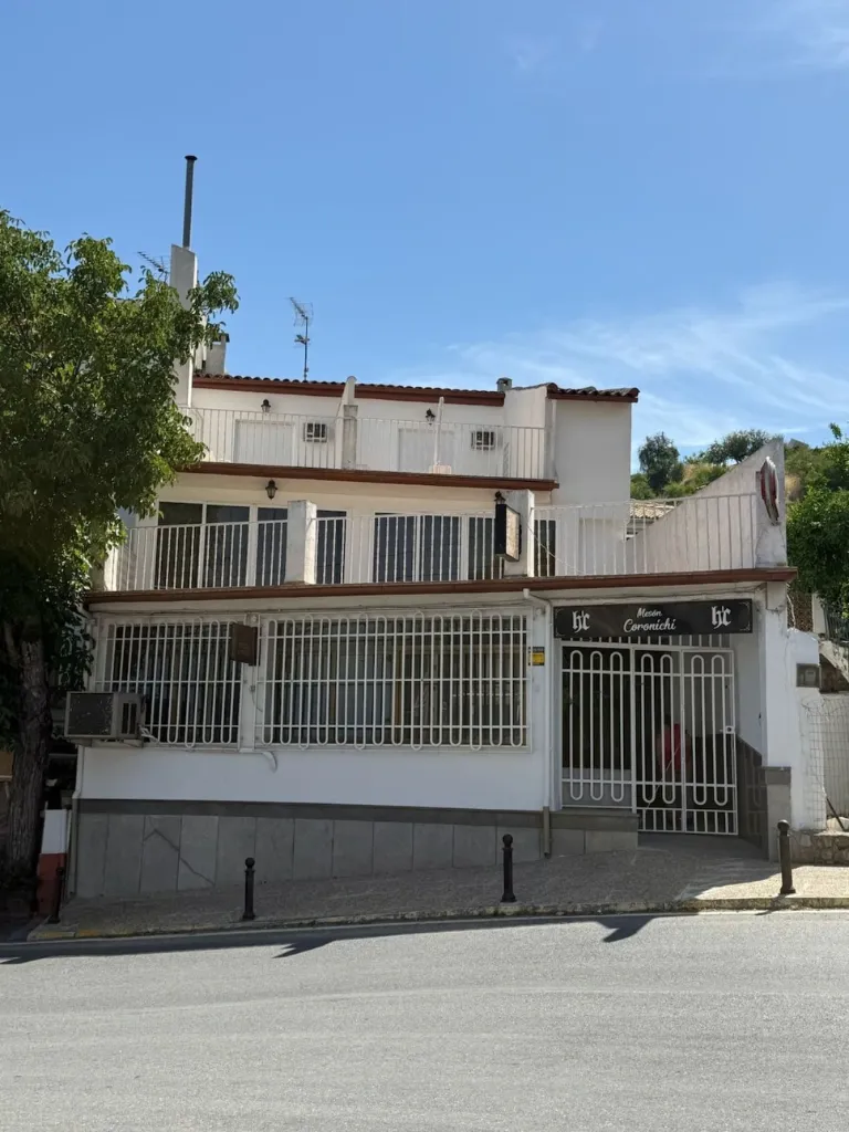Edificio comercial en Montefrío: Una postal preciosa, pero lo que realmente importa es su excelente salud estructural