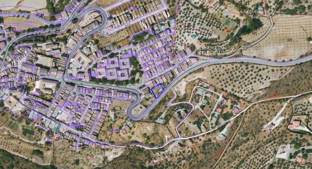Parcela urbana de 672 m² con cochera en Montefrío (Ctra. de Íllora): suelo urbano listo para construir, con nave consolidada de 48 m² desde 1997.
